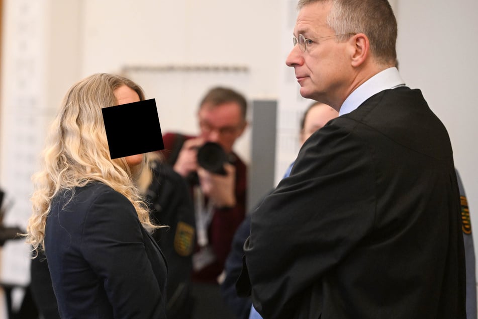 Ramona B. (53, l.), hier mit ihrem Anwalt Andrej Klein, soll ihren Mann ermordet haben.