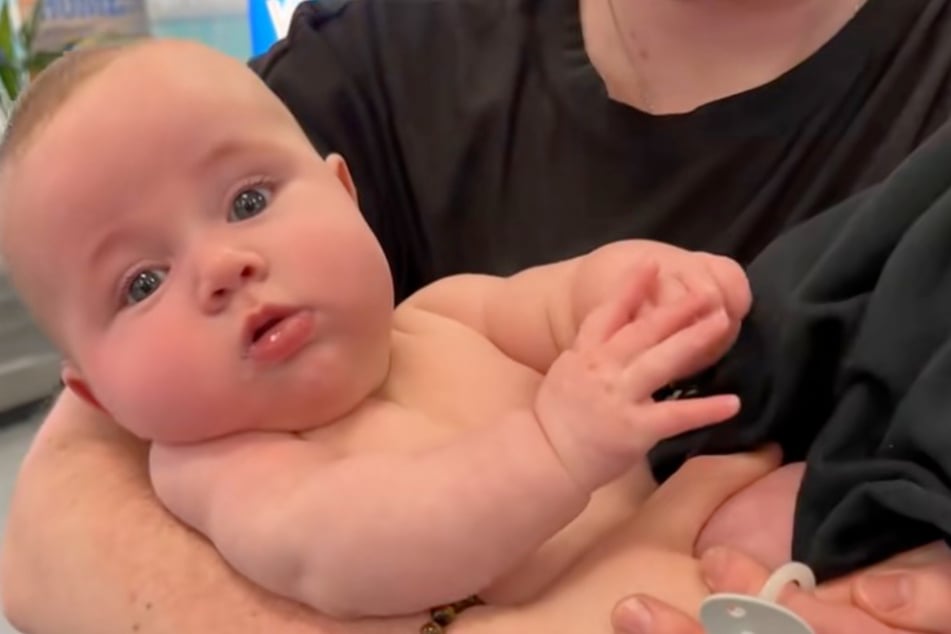 Als die Familie aus dem Flieger raus ist, wirkt zumindest ihr Baby wieder entspannt.