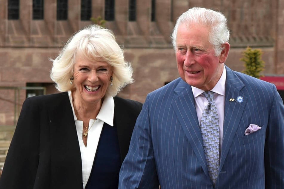 König Charles (74) und seine Ehefrau Camilla (75) reisen am Mittwoch nach Deutschland.