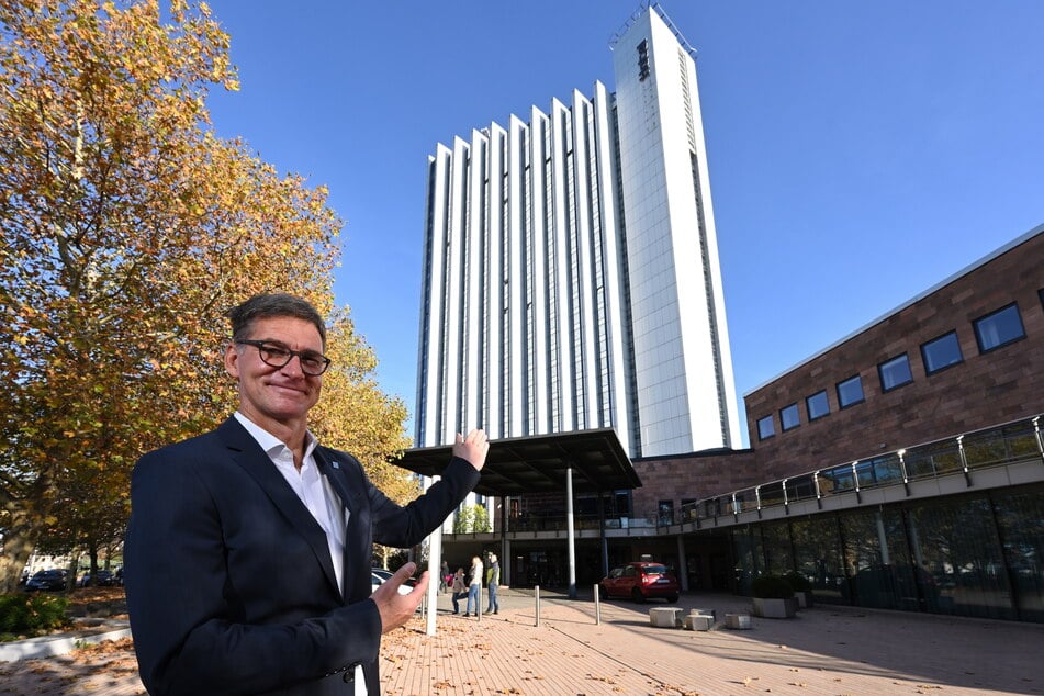 Geschäftsführer Jan Burghardt (55) vor dem Congress Hotel.