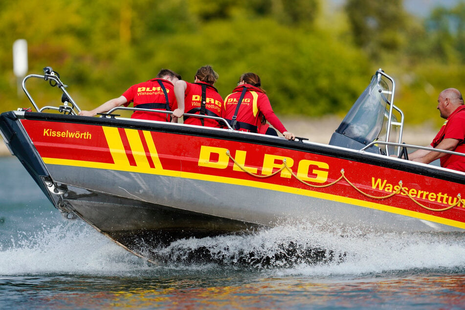 Ehepaar tot aus Auto im Rhein geborgen: Umstände bleiben rätselhaft!