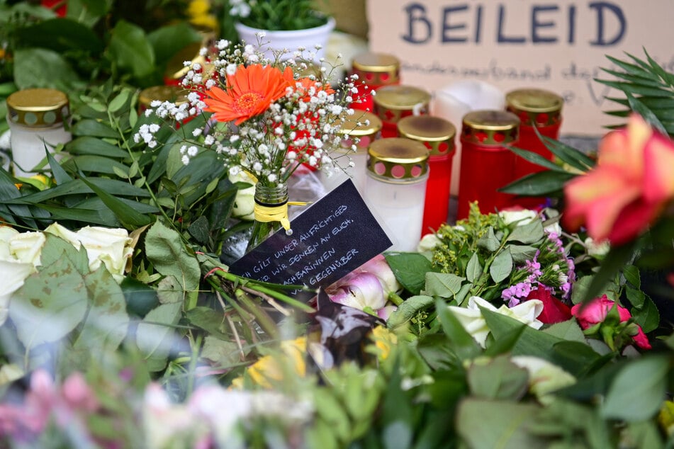 Blumen, Kerzen und ein Schild mit der Aufschrift "Beileid" sind vor dem Thusnelda von Saldern Haus der Einrichtung Oberlinhaus abgelegt.