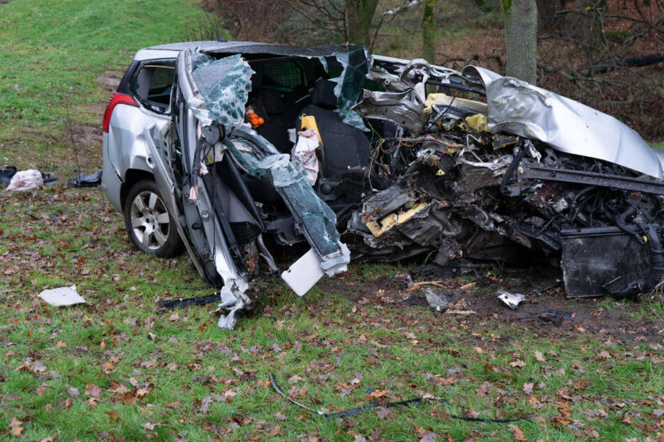 Am Peugeot des schwer verletzten 59-Jährigen entstand Totalschaden.