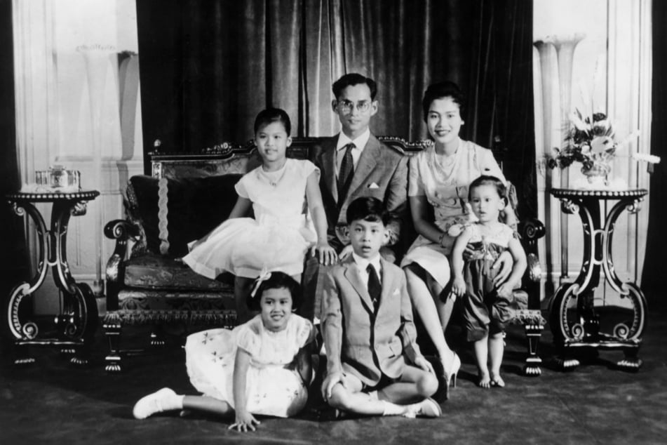 Offizielle Aufnahme von König Bhumibol Adulyadej und Königin Sirikit zusammen mit ihren Kindern im Jahr 1959.