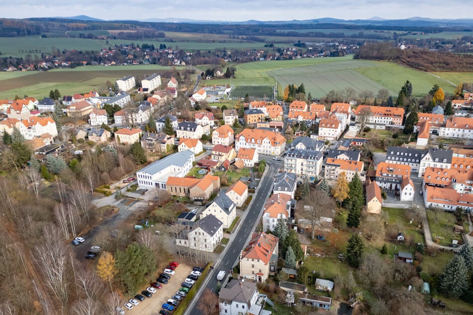 Eine Aufnahme aus der Luft zeigt den Ort Herrnhut, der durch seine Sterne für die Weihnachtszeit Bekanntheit erlangt hat.