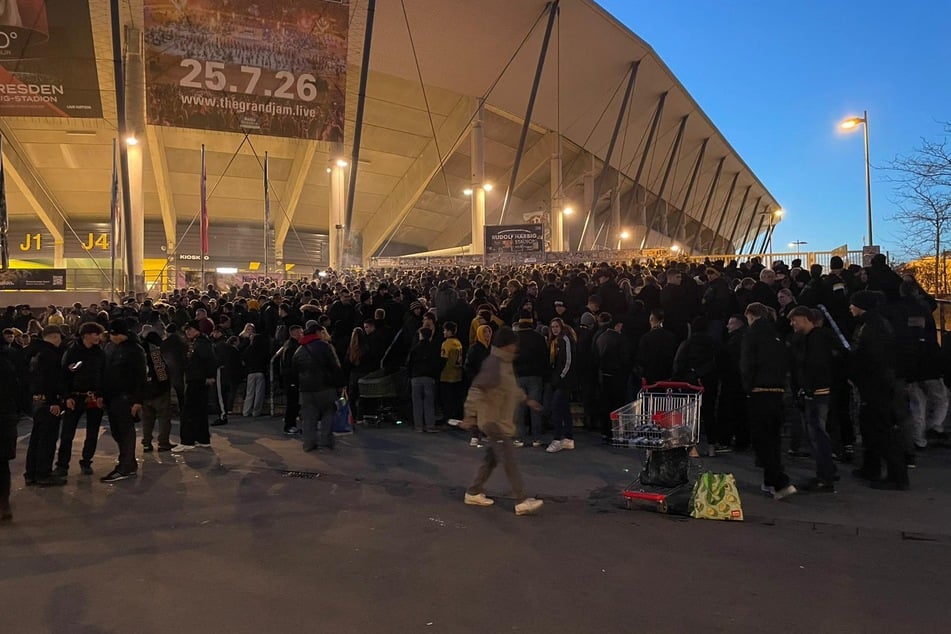 Dichtes Gedränge vor dem K-Block.