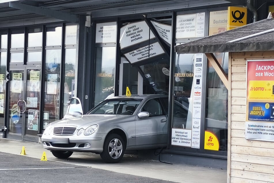 Die Juwelendiebe sind mit einem gestohlenen Mercedes-Benz in das Geschäft gekracht und nach dem Raub geflohen.