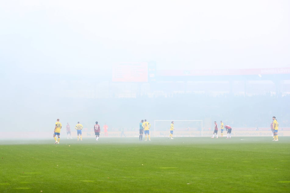 Nach nur drei Minuten war die Partie unterbrochen, weil das Stadion von der Pyro der Hannover-Anhänger eingenebelt war.