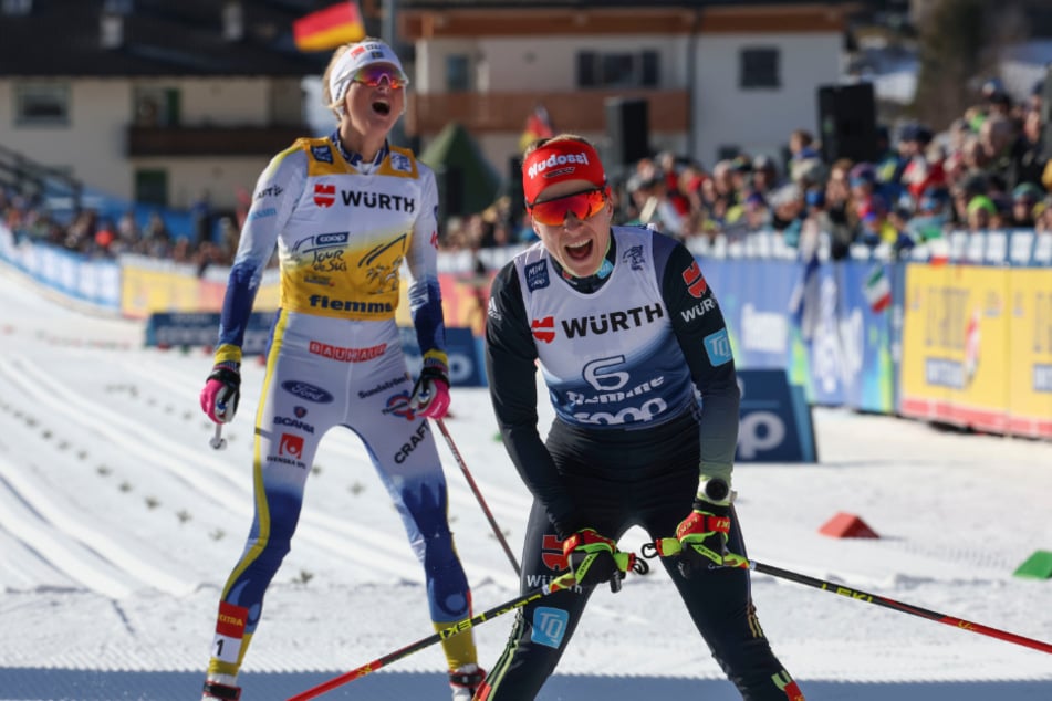 Katharina Henning (26, r.) und die Schwedin Frida Karlsson (23) erreichen die Ziellinie.