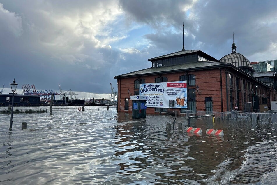Unwetter und Sturmflut in Hamburg: Segelboot kentert, Bäume stürzen um