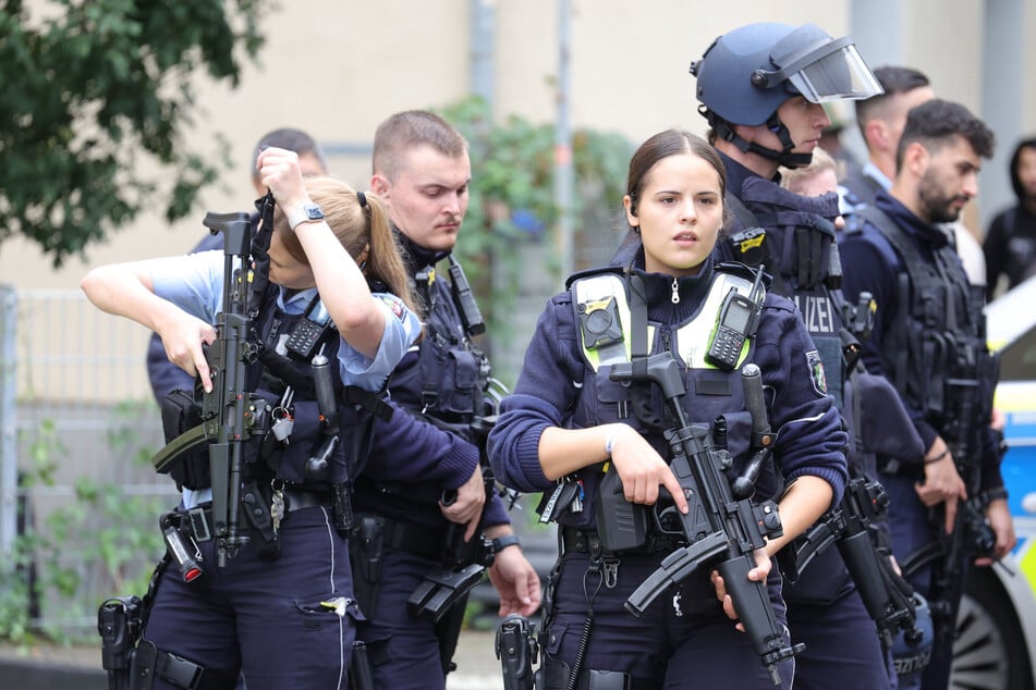 Verdächtige Person gesichtet: Polizei durchsucht Schule mit Großaufgebot