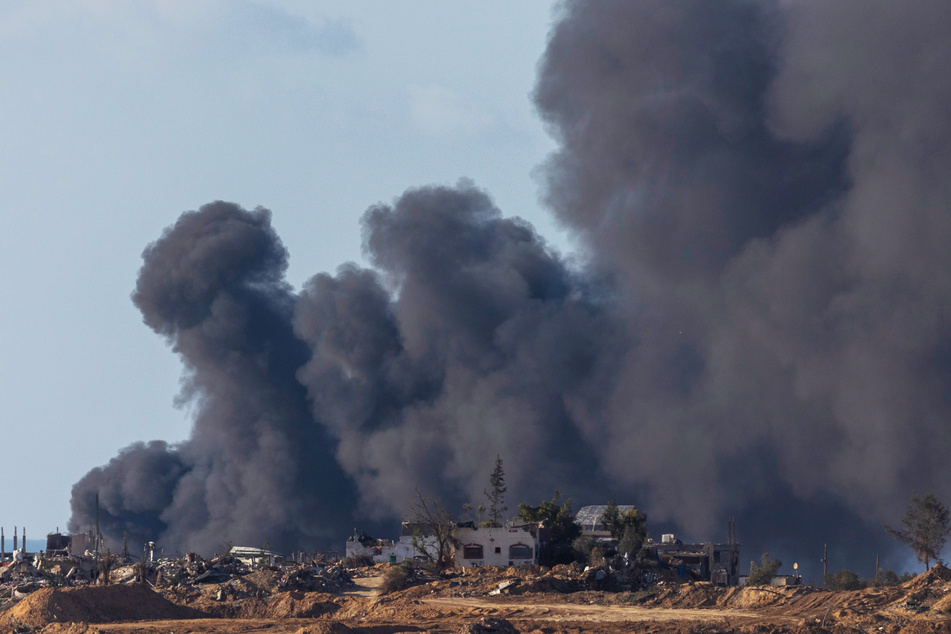 Eine Rauchwolke steigt über zerstörten Gebäuden im nördlichen Gazastreifen auf.
