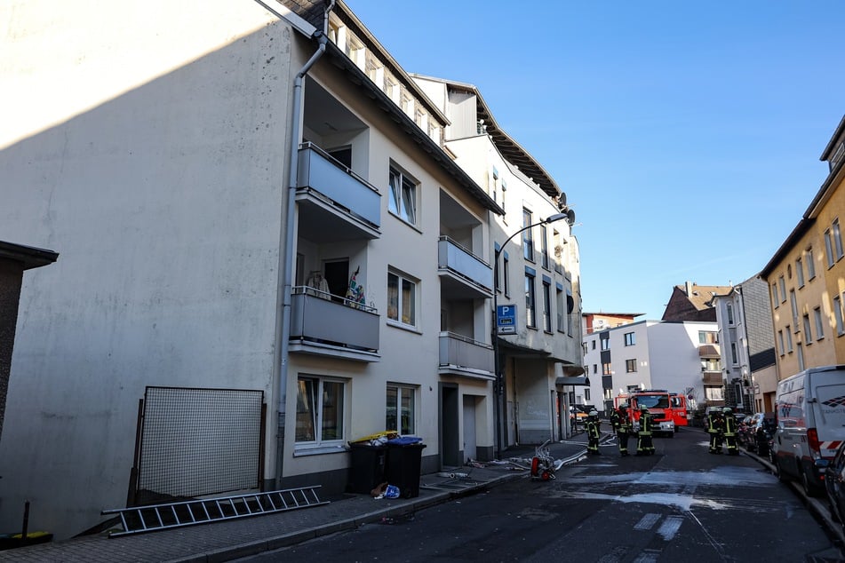 Großbrand in Wohnhaus: 14 Personen zum Teil schwer verletzt