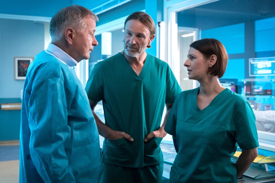 Eine letzte Besprechung, bevor die riskante Operation am Herzen beginnt.