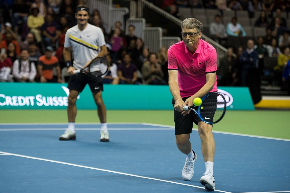 Bill Gates with Roger Federer at a charity tournament in 2019 (archive Image).