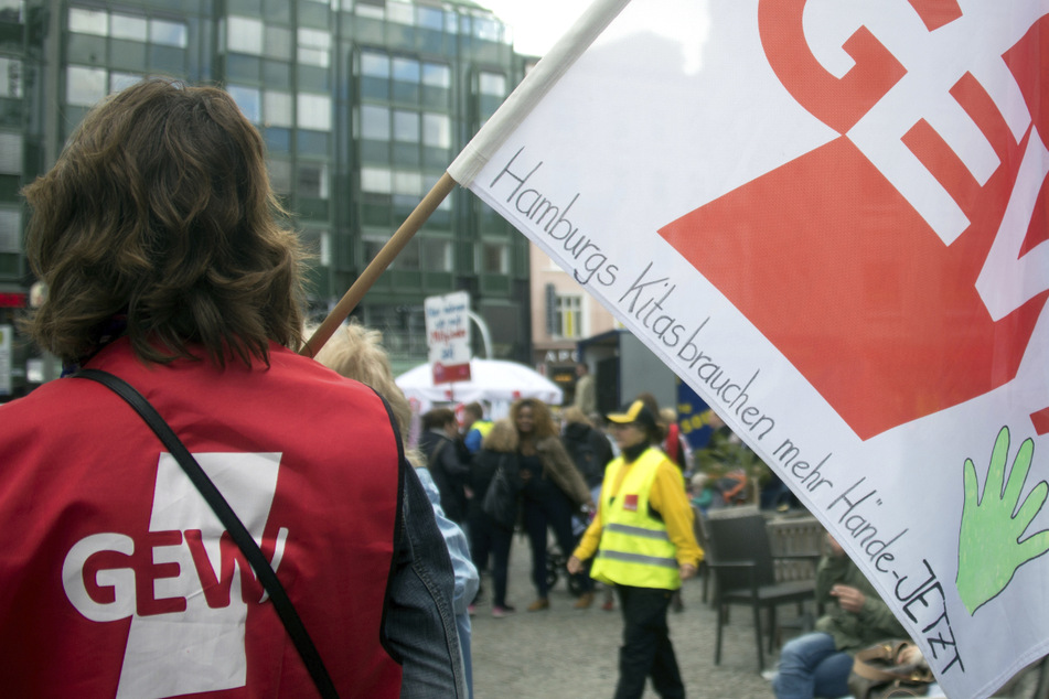 Die Gewerkschaften rufen zur Demo am Vormittag vor der Elbphilharmonie auf. (Archivbild)