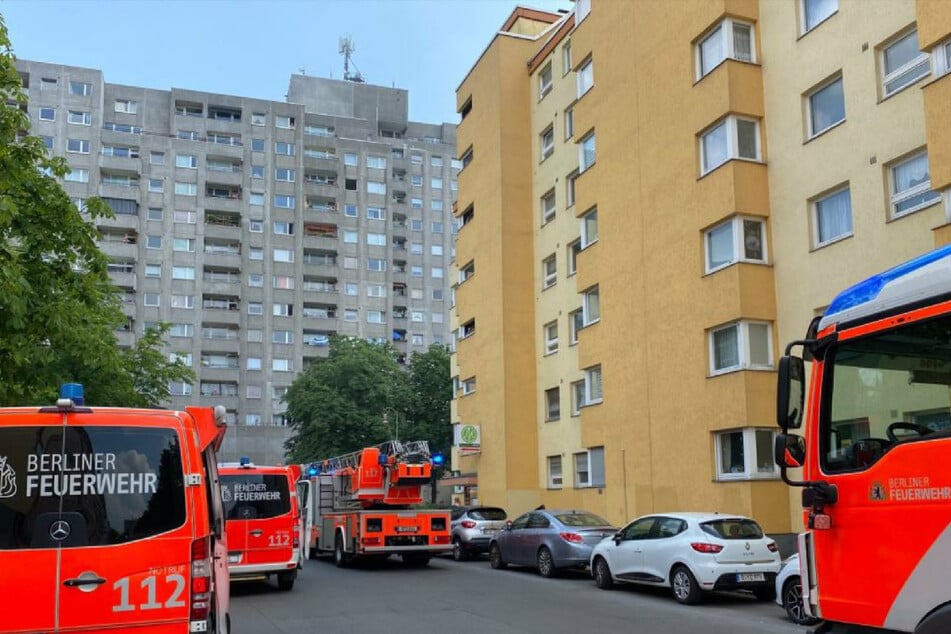 Rund 100 Feuerwehrleute sind den Angaben nach im Einsatz.