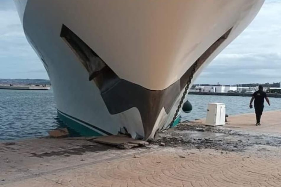 Das Mega-Boot hat offenbar Steinplatten des Kais verschoben.