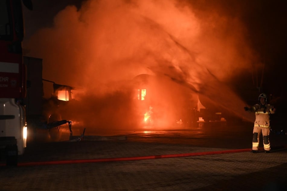 Die alarmierte Feuerwehr hat Maßnahmen zur Brandbekämpfung eingeleitet.