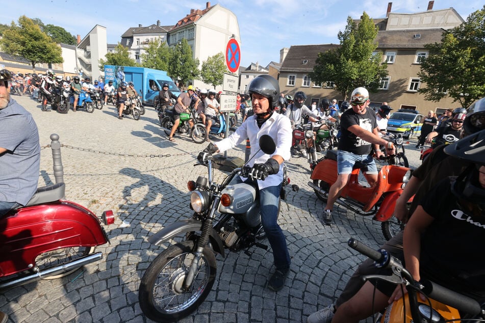 Die AfD Thüringen und ihr Fraktionschef Björn Höcke (53, m.) versuchen die Simson als politisches Symbol zu nutzen.