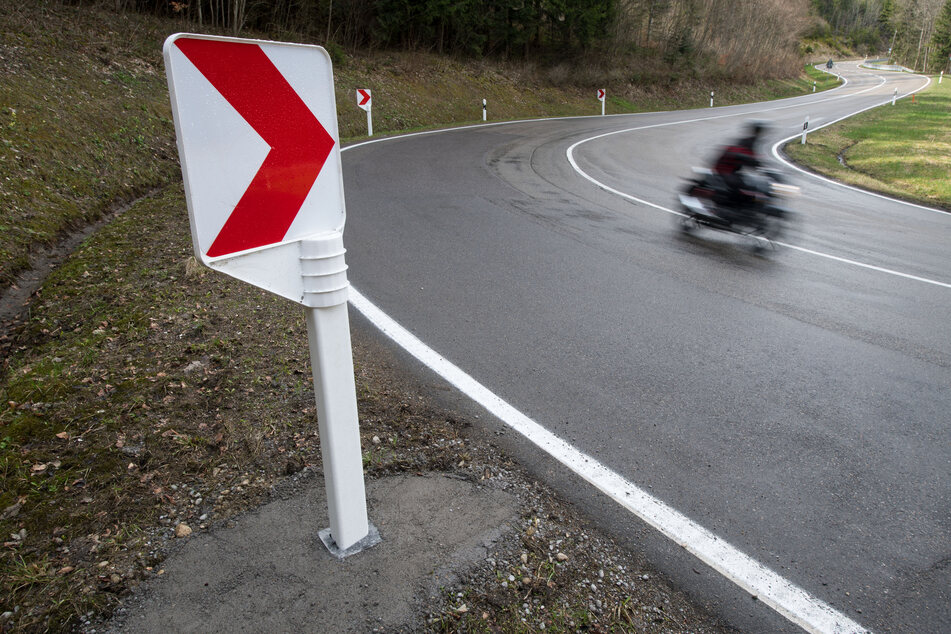 Ein Motorradfahrer (43) lieferte sich unter Drogeneinfluss ein Rennen mit der Polizei. (Symbolbild)