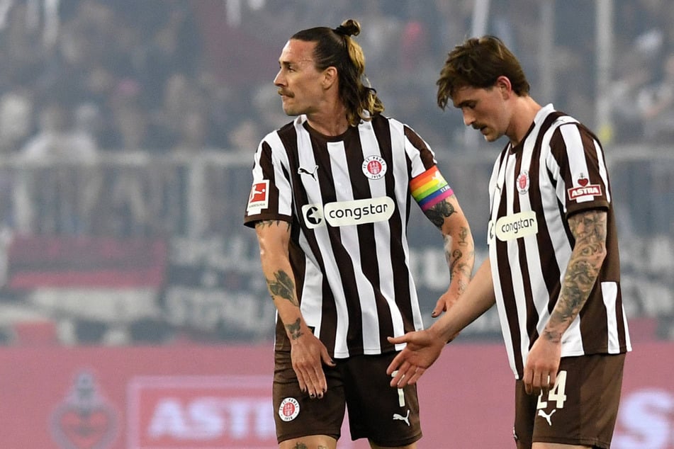 Während Jackson Irvine (33, l) sein 150. Pflichtspiel für St. Pauli absolvierte, war es bei Connor Metcalfe (26) Nummer 100.