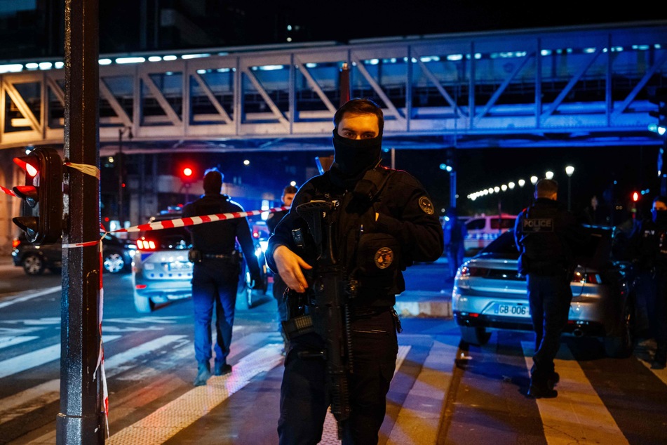 Ein Polizeibeamter steht am Tatort Wache, nachdem ein mutmaßlicher Islamist unweit des Eiffelturms am Samstagabend einen deutschen Touristen mit einem Messer getötet hat.