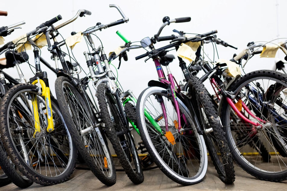 Nicht alle Fahrräder, die das Fundbüro am Mittwoch verkauft, sind direkt fahrbereit. Das Mitbringen einer Luftpumpe wird daher empfohlen. (Symbolbild)