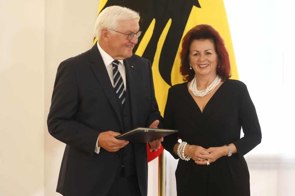 Bundespräsident Frank-Walter Steinmeier zeichnete Viola Klein mit dem Bundesverdienstkreuz aus.