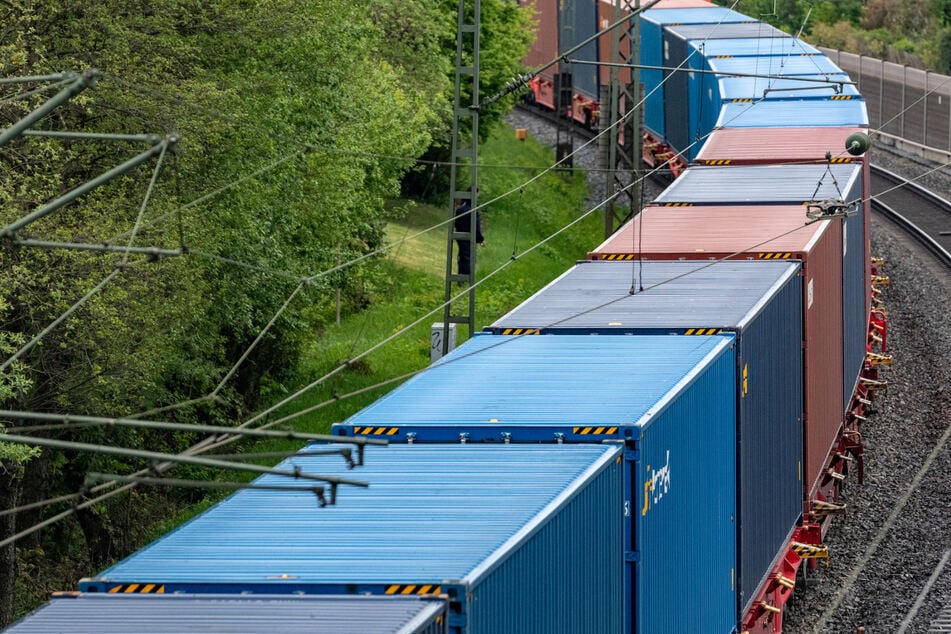 Der Güterzug hatte den Senior (88) am Dienstagvormittag gegen 11 Uhr an einem Bahnübergang in Leverkusen-Alkenrath erfasst. (Symbolfoto)
