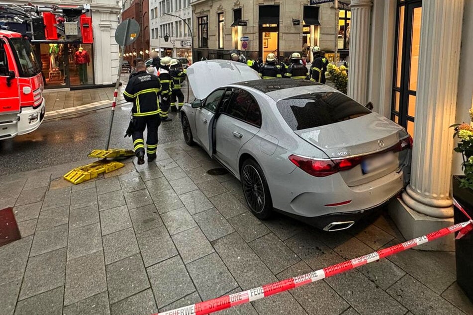 Mercedes kracht in zwei Geschäfte in der Innenstadt: Eine Person verletzt