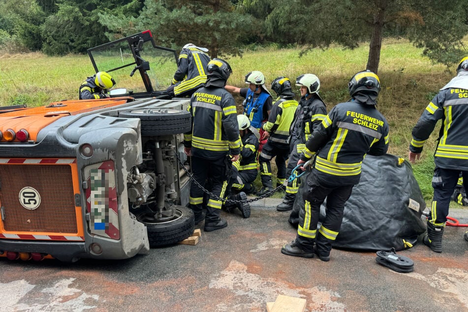Die Feuerwehr richtete die umgekippte Kehrmaschine wieder auf.