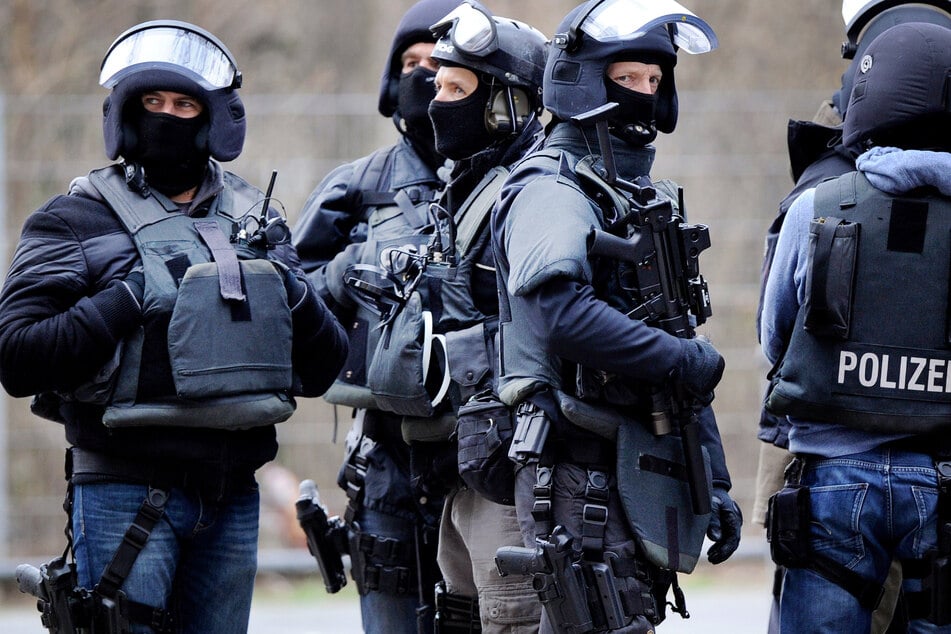 Mithilfe von Spezialeinsatzkräften (SEK) konnte die Polizei insgesamt sieben Beschuldigte festnehmen. (Symbolbild)