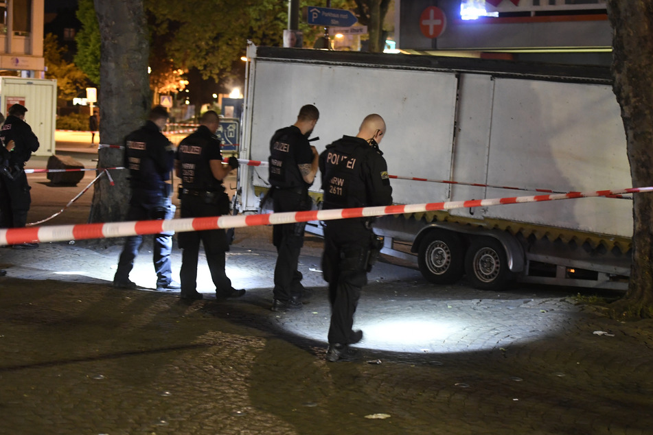 Polizisten suchen am 4. Mai in der Nacht nach Spuren der Schießerei auf dem Hamborner Altmarkt in Marxloh.