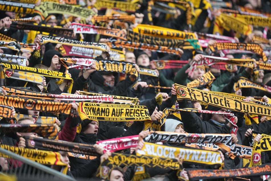 Kein Weg zu weit: Über 5000 Dynamo-Fans begleiten ihr Team nach Gelsenkirchen.