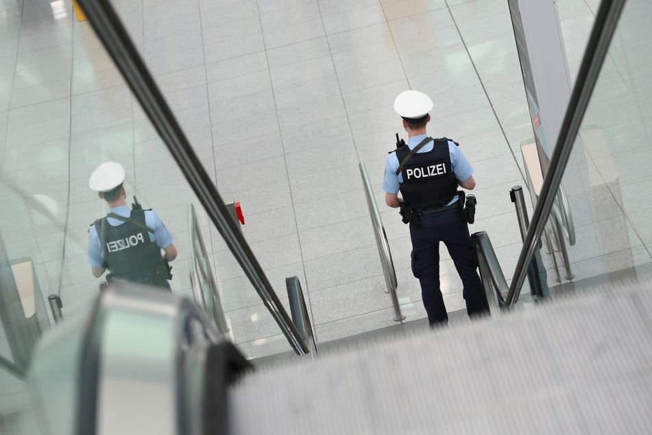 Am Münchner Flughafen konnte einer der Verantwortlichen von der Polizei in Empfang genommen werden. (Symbolbild)