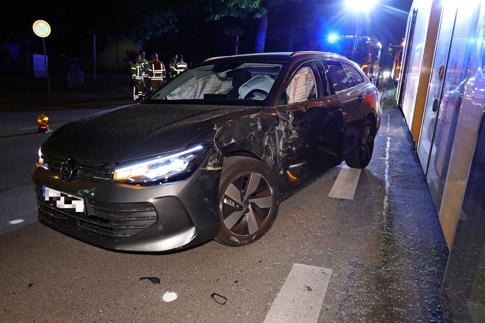 Die Fahrerseite des Passats war stark demoliert.