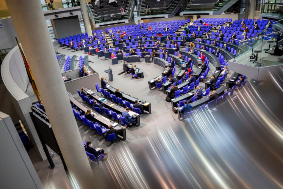 Bundeskanzlerin Angela Merkel beantwortet bei der Regierungsbefragung während der Plenarsitzung im Deutschen Bundestag die Fragen der Abgeordneten.