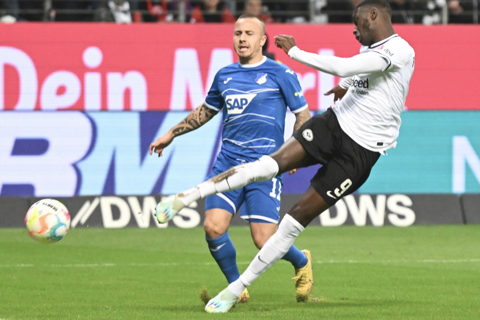 Randal Kolo Muani (r.) konnte schnell nachlegen und brachte Eintracht Frankfurt mit 2:0 in Führung (8.).