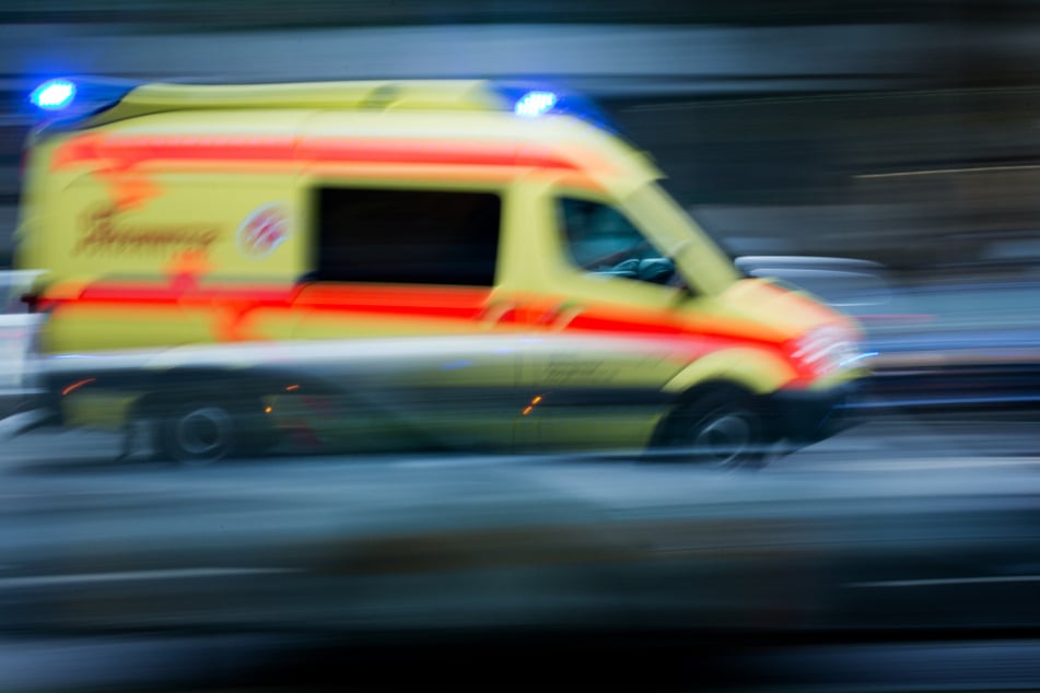 Unfall A72: Unfall mit drei Fahrzeugen auf der A72 bei Leipzig: Autofahrerin (50) schwer verletzt