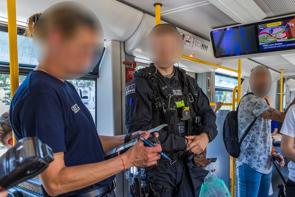 Mit vollem Aufgebot: DVB und Polizei kontrollierten am Samstag Schwarzfahrer am Elbhang.