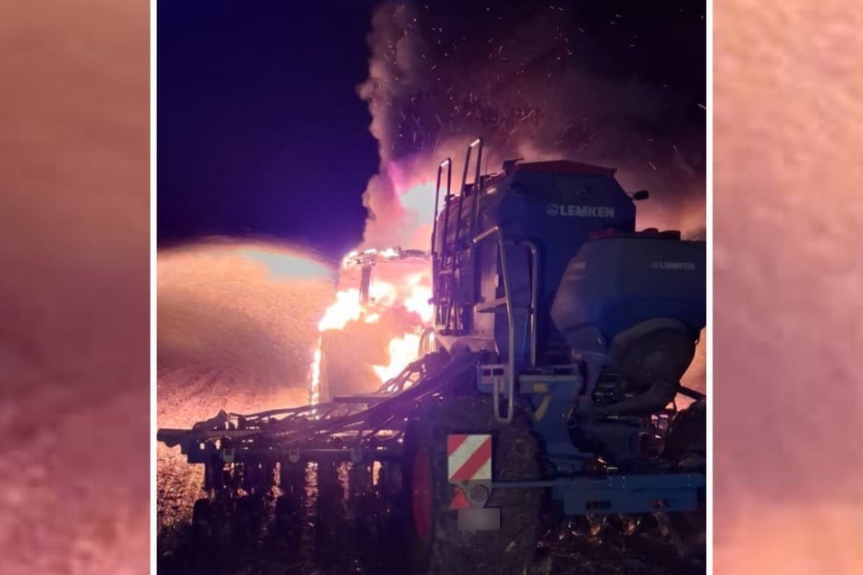 Ein Traktor brannte am Donnerstagabend im Landkreis Nordsachsen aus - der Schaden ist immens.