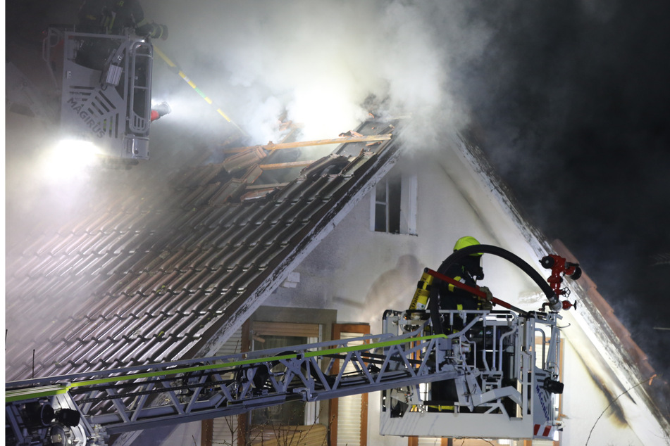 Feuerwehr kämpft gegen Flammen: Bewohner (†26) liegt tot in Wohnhaus!