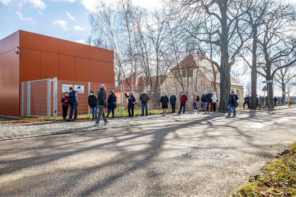 Schlange stehen für den kostenlosen Corona-Test. Schon vor der Öffnung des Testzentrums warteten viele Freiwillige vor der Messe Dresden.