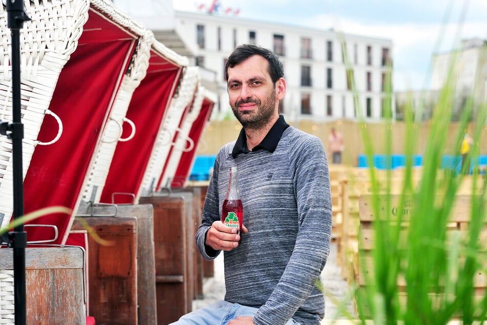 Betreiber Marcel Kummers (35) trinkt schon immer eine Limo an seinem Uferstrand.