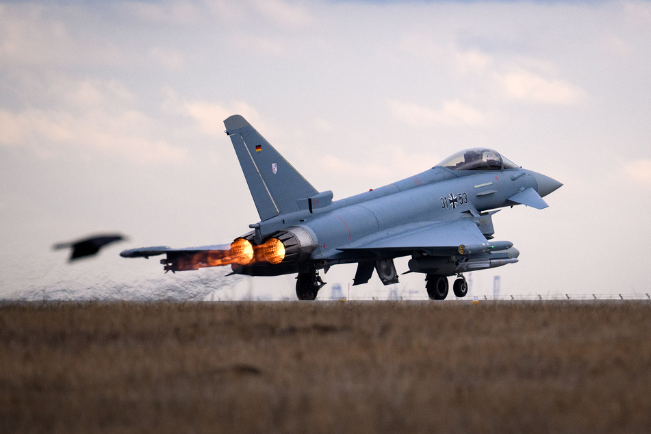 Aufgrund der Verletzung von Nato-Luftraum sind am späten Mittwochabend deutsche Eurofighter gestartet. (Archivbild)