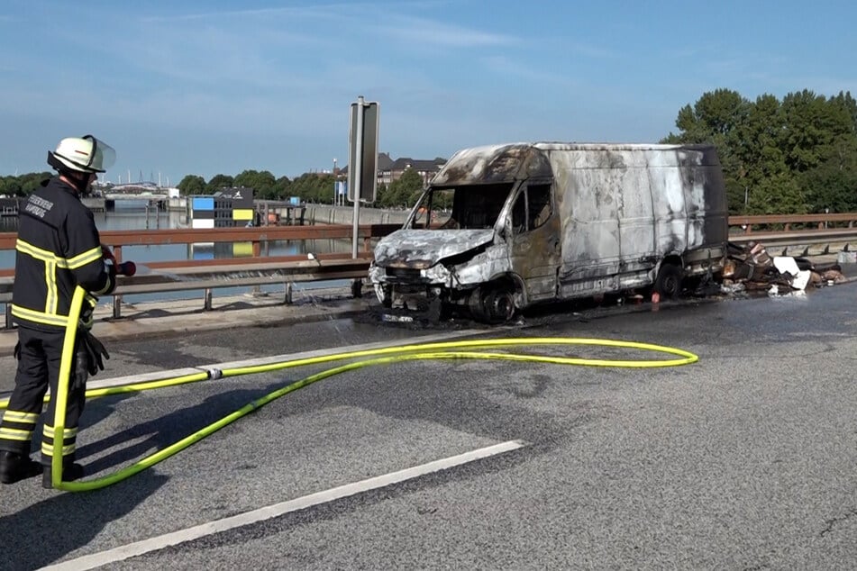 Auf der A255 bei Hamburg stand am Dienstagvormittag ein Transporter in Flammen.