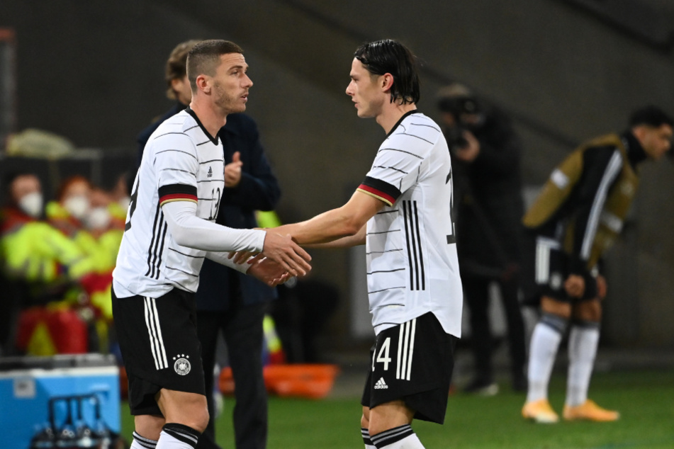 Für Nico Schulz (rechts) reicht es bei Borussia Dortmund momentan nicht für einen Stammplatz. Dennoch spielt er in der Nationalelf. Hier wird er gegegn Robin Gosens ausgewechselt.