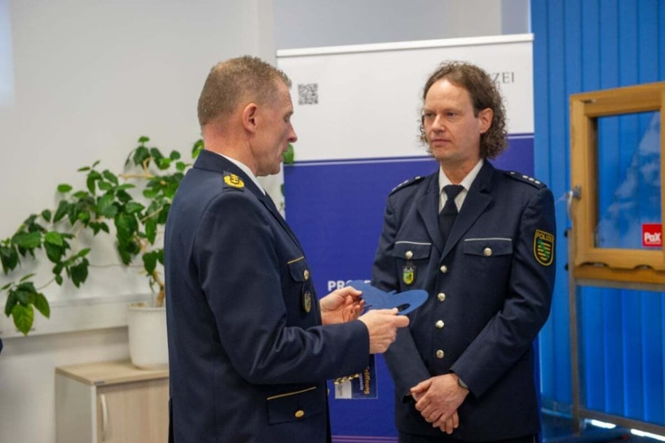 Carsten Kaempf (l.) übergibt zur Neueröffnung der Beratungsstelle einen symbolischen Schlüssel an Polizeihauptkommissar Ronny Thon (54).