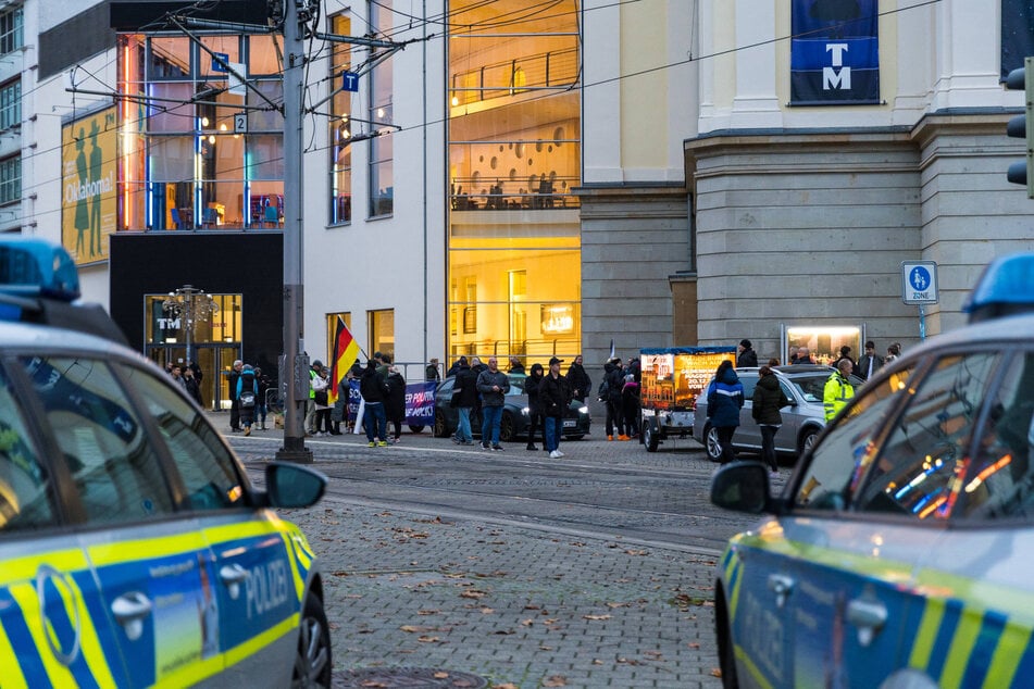 Für die Protestaktion versammelten sich die Teilnehmer vor dem Opernhaus in Magdeburg.
